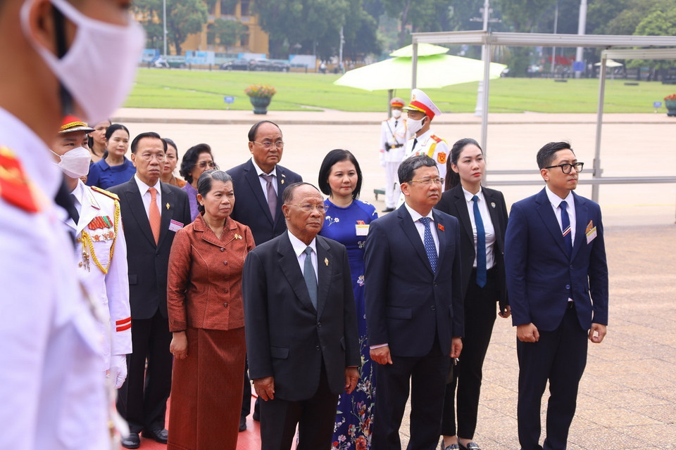 Chủ tịch Quốc hội Vương quốc Campuchia Samdech Heng Samrin kính cẩn trước Lăng viếng Chủ tịch Hồ Chí Minh. (Ảnh: Văn Điệp/TTXVN)