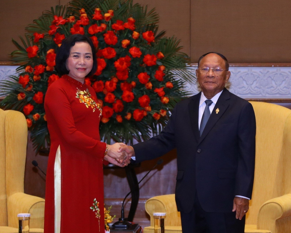 Chủ tịch Quốc hội Campuchia Samdech Heng Samrin tiếp Chủ tịch Hội Hữu nghị Việt Nam-Campuchia Nguyễn Thị Thanh. (Ảnh: Văn Điệp/TTXVN)