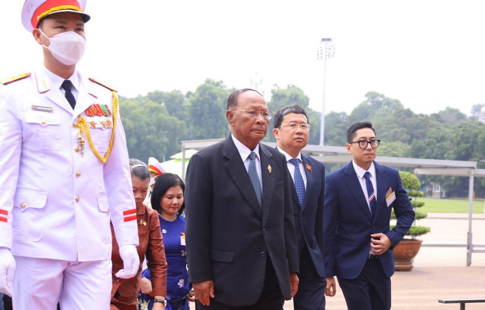 Chủ tịch Quốc hội Vương quốc Campuchia Samdech Heng Samrin dẫn đầu Đoàn đại biểu cấp cao Quốc hội Vương quốc Campuchia đến đặt vòng hoa và vào Lăng viếng Chủ tịch Hồ Chí Minh. (Ảnh: Văn Điệp/TTXVN)