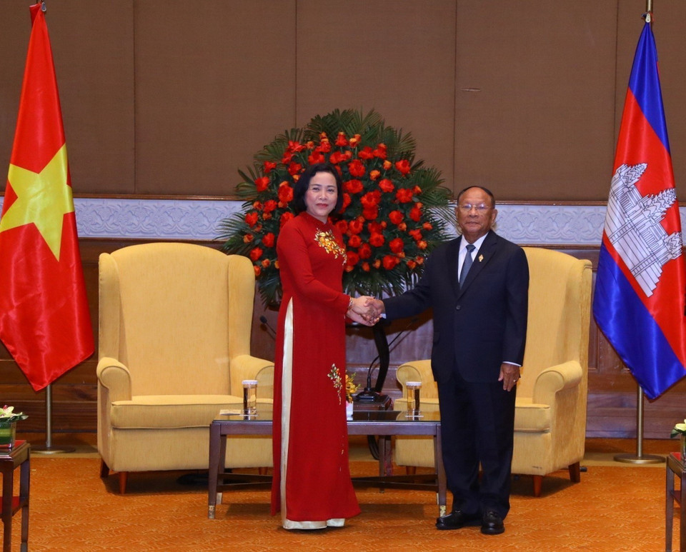 Chiều 13/9, Chủ tịch Quốc hội Campuchia Samdech Heng Samrin tiếp Chủ tịch Hội Hữu nghị Việt Nam-Campuchia Nguyễn Thị Thanh. (Ảnh: Văn Điệp/TTXVN)
