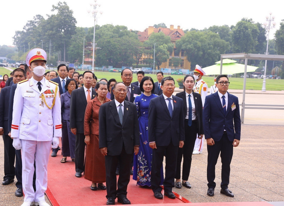 Chủ tịch Quốc hội Vương quốc Campuchia Samdech Heng Samrin dẫn đầu Đoàn đại biểu cấp cao Quốc hội Vương quốc Campuchia đến đặt vòng hoa và vào Lăng viếng Chủ tịch Hồ Chí Minh. (Ảnh: Văn Điệp/TTXVN)