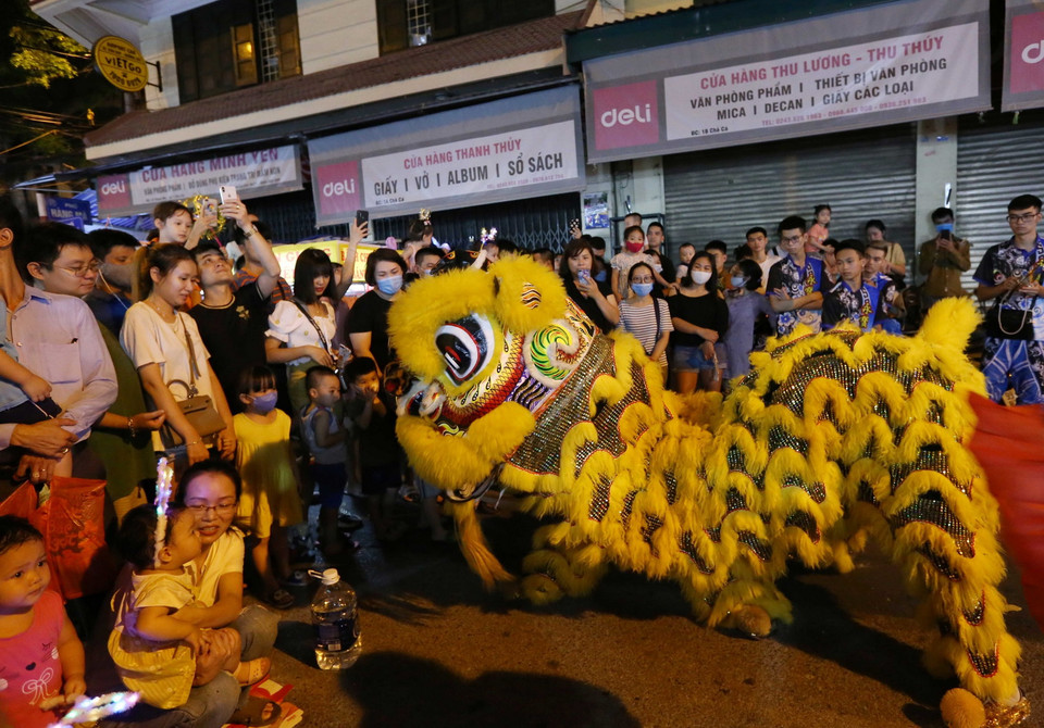 Khán giả thích thú với màn biểu diễn múa lân. (Ảnh: Hoàng Hiếu/TTXVN)