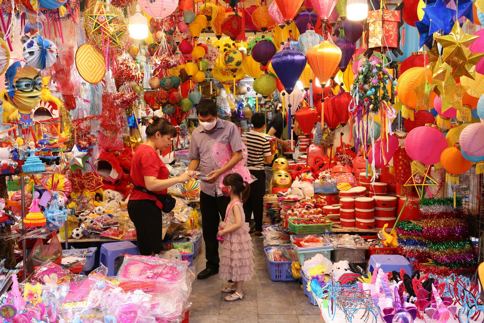  Một cửa hàng bán đồ chơi Trung Thu trên phố Hàng Mã. (Ảnh: Hoàng Hiếu/TTXVN)