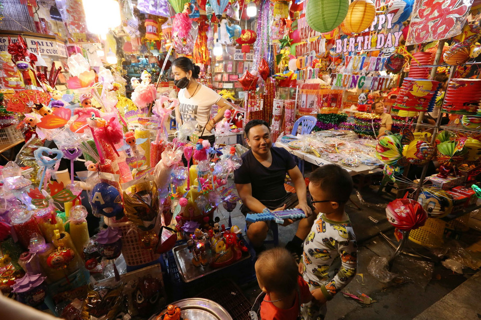 Một cửa hàng đồ chơi trên phố Hàng Mã với nhiều đồ chơi đủ màu sắc hấp dẫn các em nhỏ. (Ảnh: Hoàng Hiếu/TTXVN)