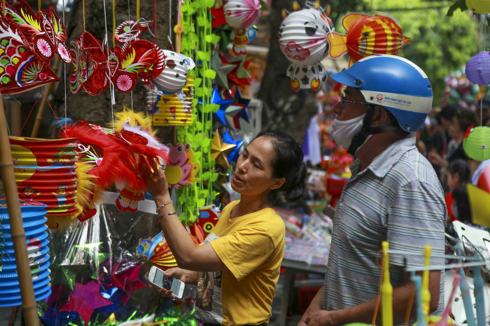 Người dân chọn mua những món đồ chơi truyền thống được sản xuất trong nước. (Ảnh: Tuấn Đức/TTXVN)