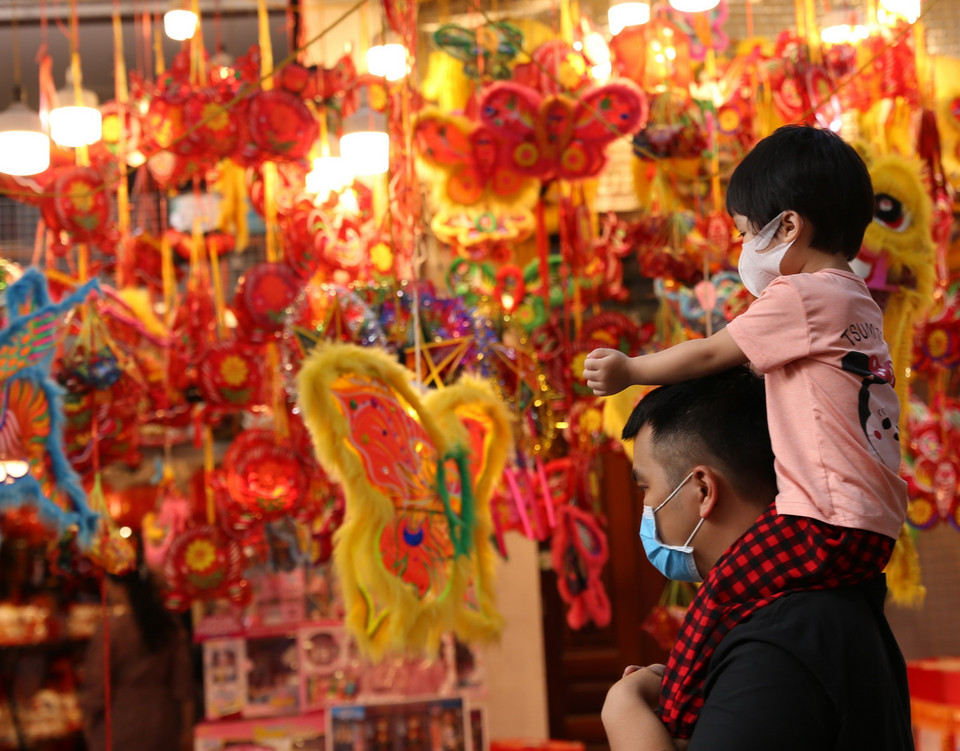 Càng gần Tết Trung thu, trên các tuyến phố Hàng Mã, Đồng Xuân, Phùng Hưng (Hà Nội) càng lung linh sắc màu của đèn lồng, đầu lân, đèn ông sao, đèn kéo quân, mặt nạ giấy bồi với nhiều mẫu mã, màu sắc, kích cỡ... thu hút đông đảo người dân đến vui chơi, thưởng lãm. (Ảnh: Hoàng Hiếu/TTXVN)