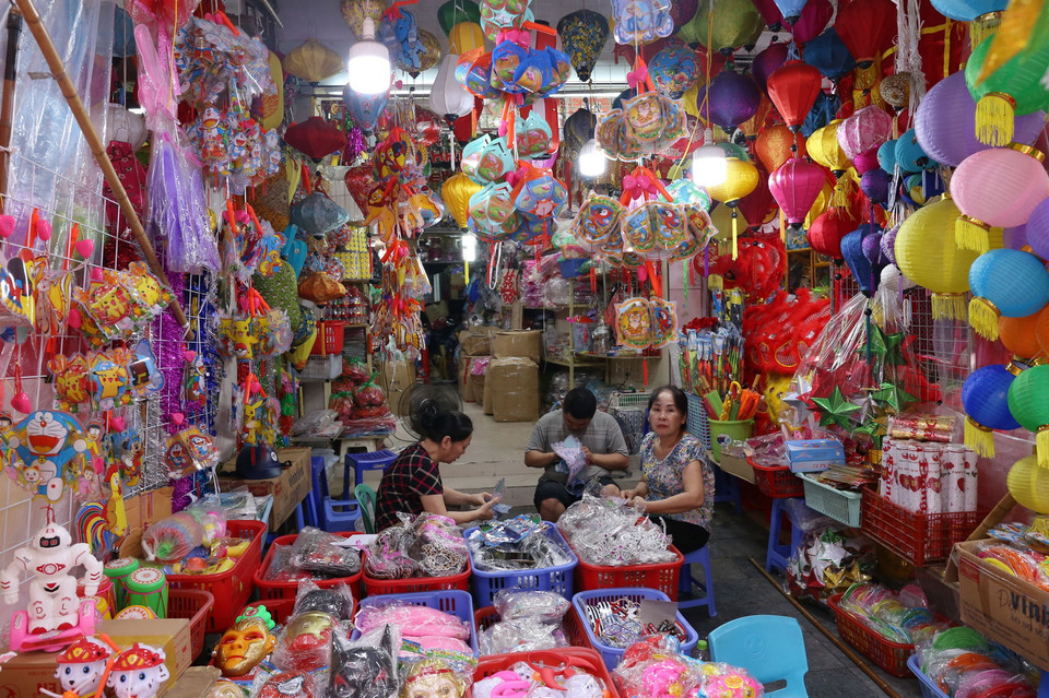 Rực rõ sắc màu tại một cửa hàng trên phố Hàng Mã. (Ảnh: Hoàng Hiếu/TTXVN)