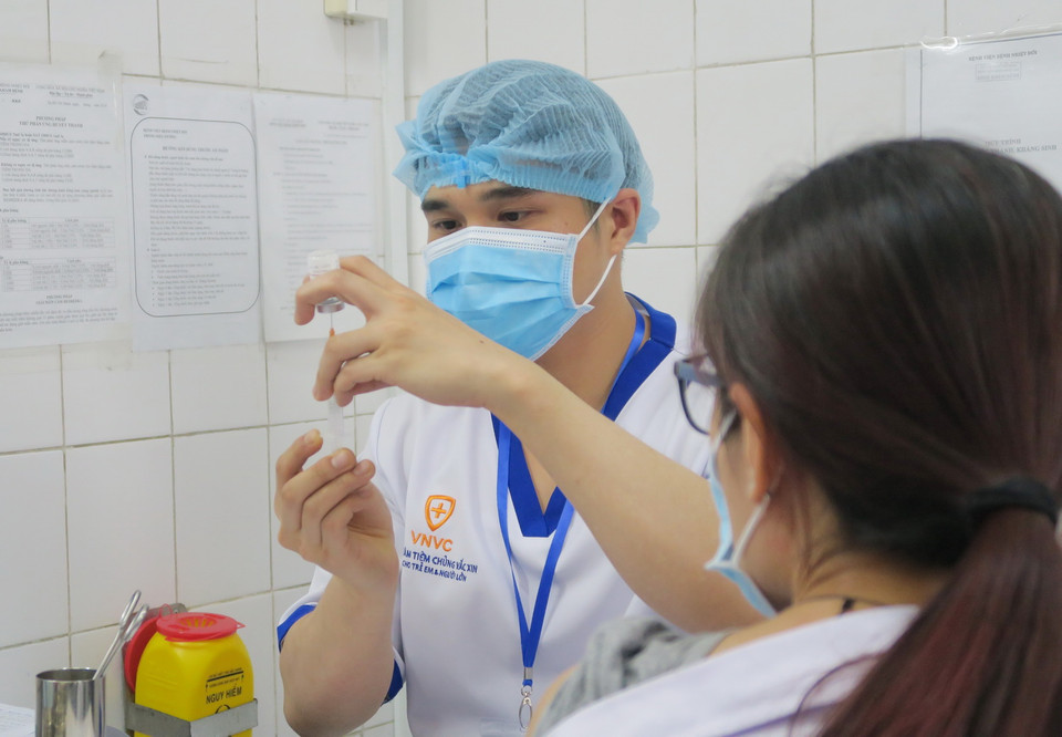 Vaccine phòng COVID-19 do Công ty dược AstraZeneca phối hợp với Đại học Oxford (Anh) nghiên cứu, phát triển được sử dụng tại nhiều quốc gia. (Ảnh: Đinh Hằng/TTXVN)