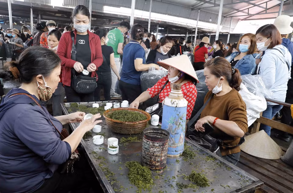  Một bàn pha thử chè. (Ảnh: Trần Việt/TTXVN)