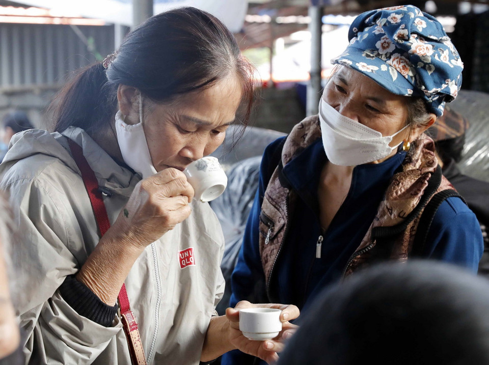  Thử hương chè sau khi chè pha đã ngấm. (Ảnh: Trần Việt/TTXVN)