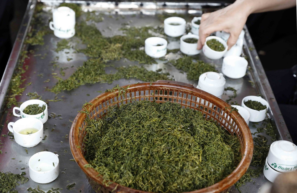  Bã chè sau khi người mua thử tại chợ phiên Phúc Xuân. (Ảnh: Trần Việt/TTXVN)