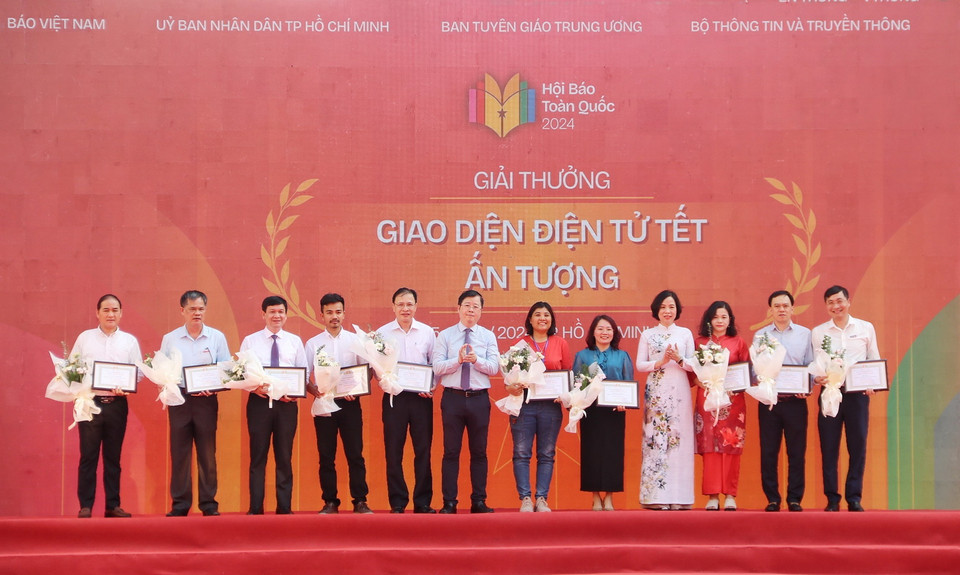 Ban tổ chức trao các giải tại hạng mục "Giao diện điện tử Tết ấn tượng" cho đại diện các cơ quan báo chí. (Ảnh: Thu Hương/TTXVN)