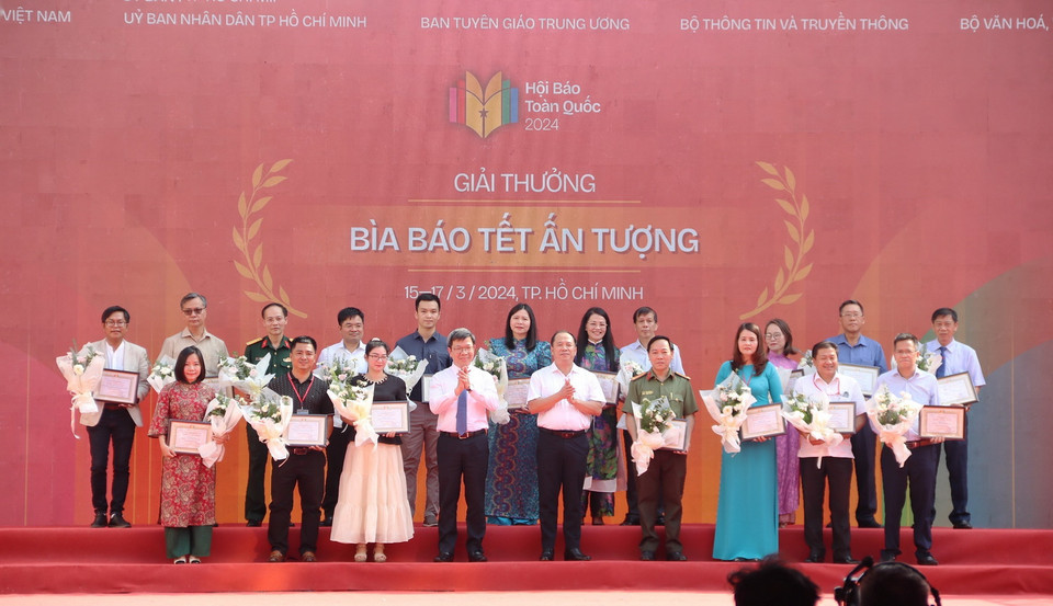 Ban tổ chức trao các giải tại hạng mục "Bìa báo Tết ấn tượng" cho đại diện các cơ quan báo chí. (Ảnh: Thu Hương/TTXVN)