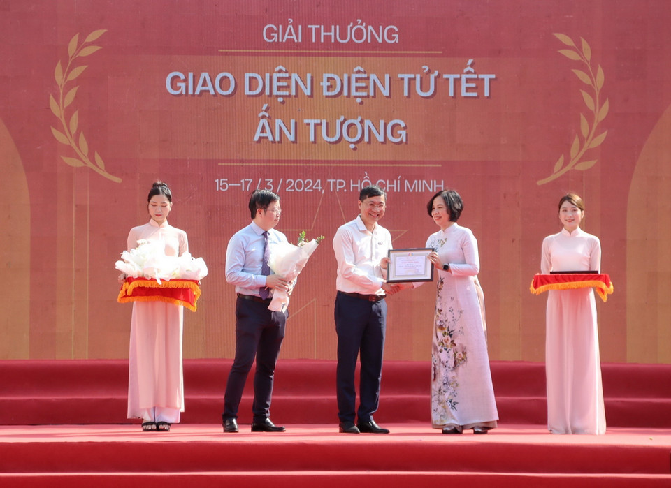 Tổng Giám đốc Thông tấn xã Việt Nam Vũ Việt Trang trao giải A hạng mục "Giao diện điện tử Tết ấn tượng" cho đại diện Báo điện tử VietnamPlus. (Ảnh: Thu Hương/TTXVN)