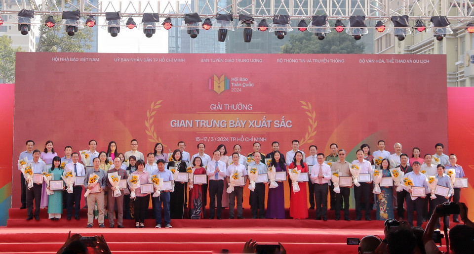 Ban tổ chức trao giải cho các đại diện cơ quan báo chí tại hạng mục "Gian trưng bày xuất sắc." (Ảnh: Thu Hương/TTXVN)