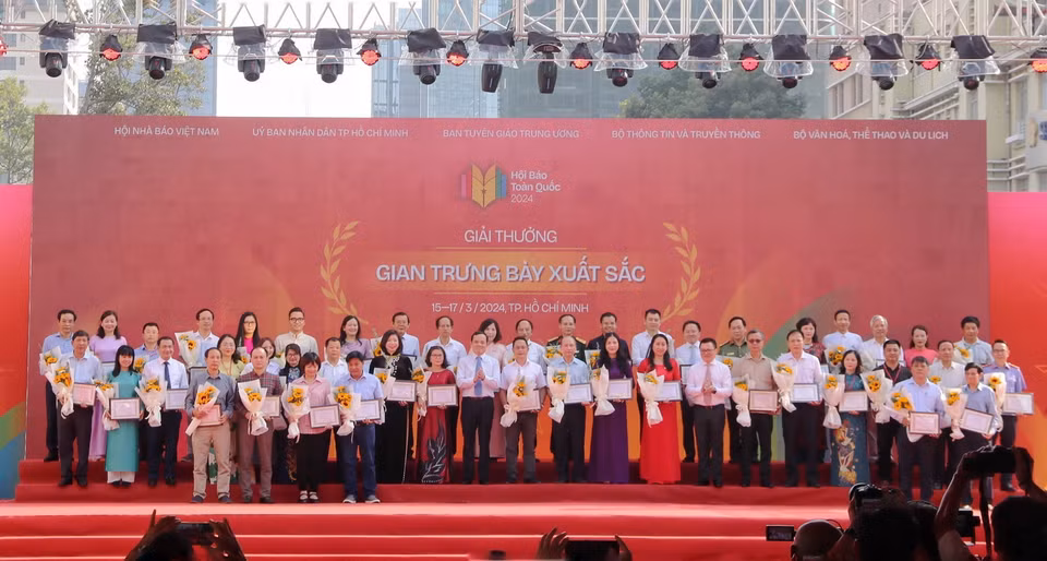 Ban tổ chức trao giải cho các đại diện cơ quan báo chí tại hạng mục "Gian trưng bày xuất sắc." (Ảnh: Thu Hương/TTXVN)
