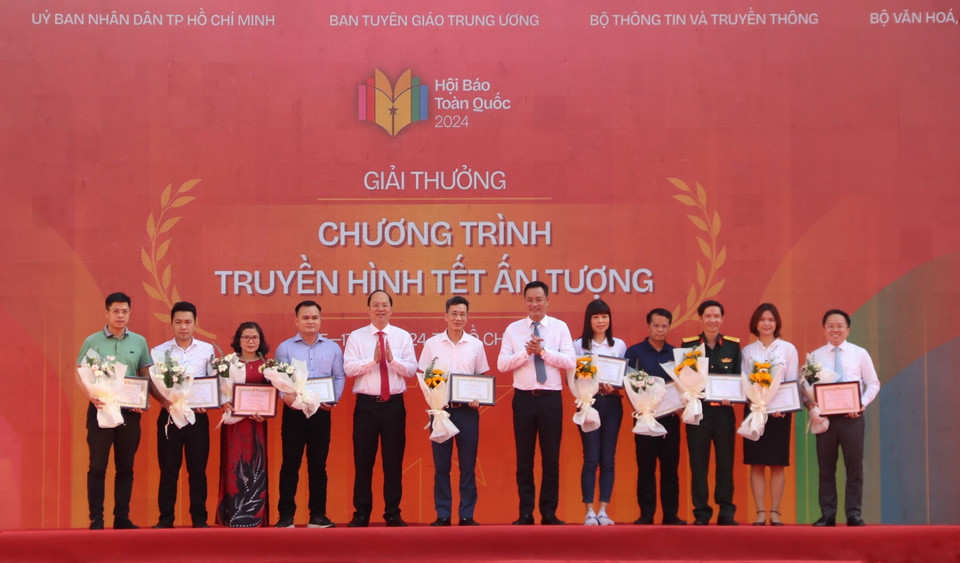 Ban tổ chức trao giải "Chương trình truyền hình Tết ấn tượng" cho đại diện các cơ quan báo chí. (Ảnh: Thu Hương/TTXVN)