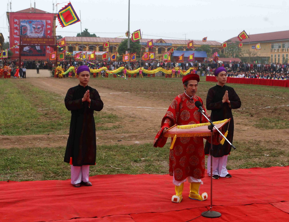 Đại diện các bô lão trong làng đọc văn trình vua Lê Đại Hành, kính cáo tổ tiên, xin phép tiến hành khai hội. (Ảnh: Thanh Tùng/TTXVN)