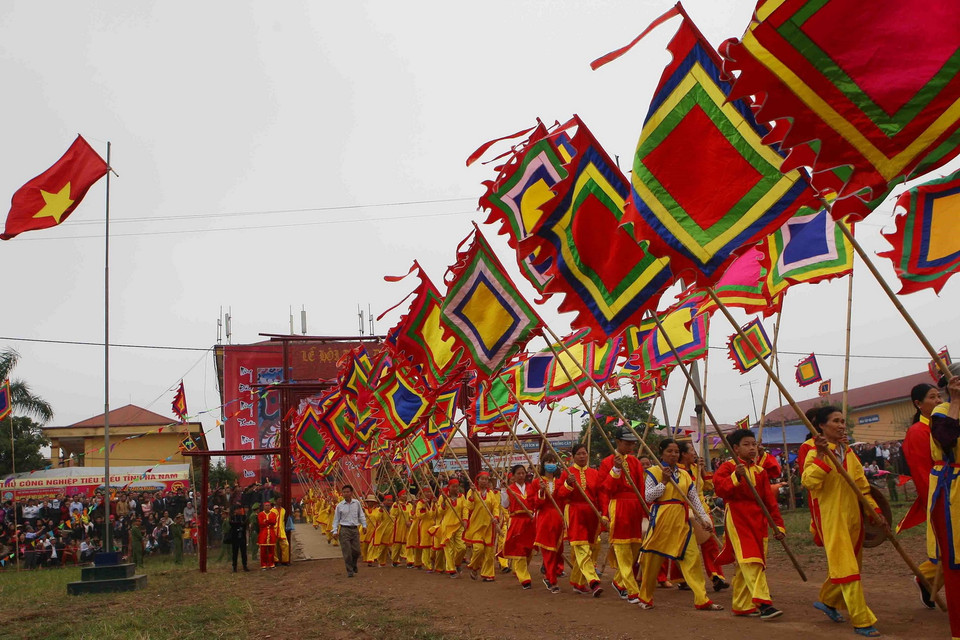 Đoàn rước linh vị của vua Lê Đại Hành từ chùa Đọi xuống khu vực diễn ra lễ Tịch điền. (Ảnh: Thanh Tùng/TTXVN)