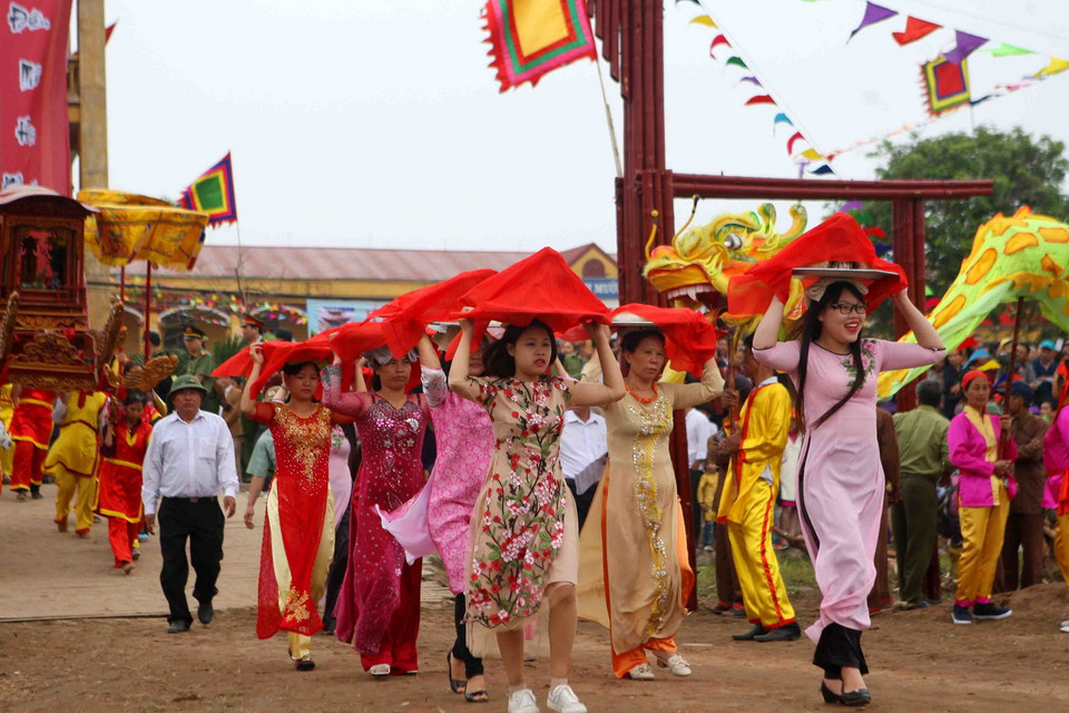 Đoàn rước linh vị của vua Lê Đại Hành từ chùa Đọi xuống khu vực diễn ra lễ Tịch điền. (Ảnh: Thanh Tùng/TTXVN)