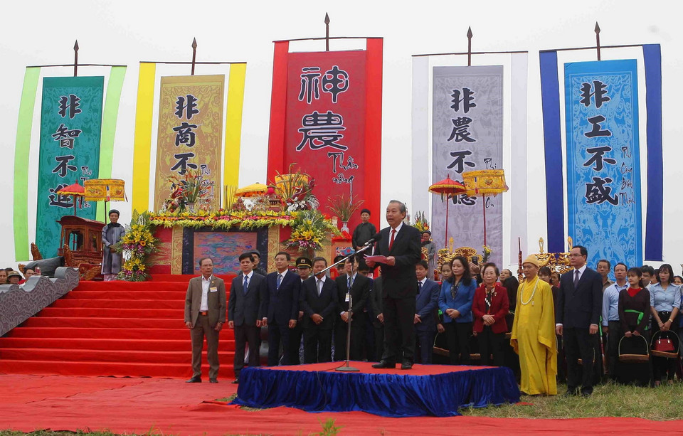 Phó Thủ tướng Thường trực Trương Hòa Bình đến dự và thực hiện nghi thức xuống đồng, cày ruộng đầu năm. (Ảnh: Thanh Tùng/TTXVN)