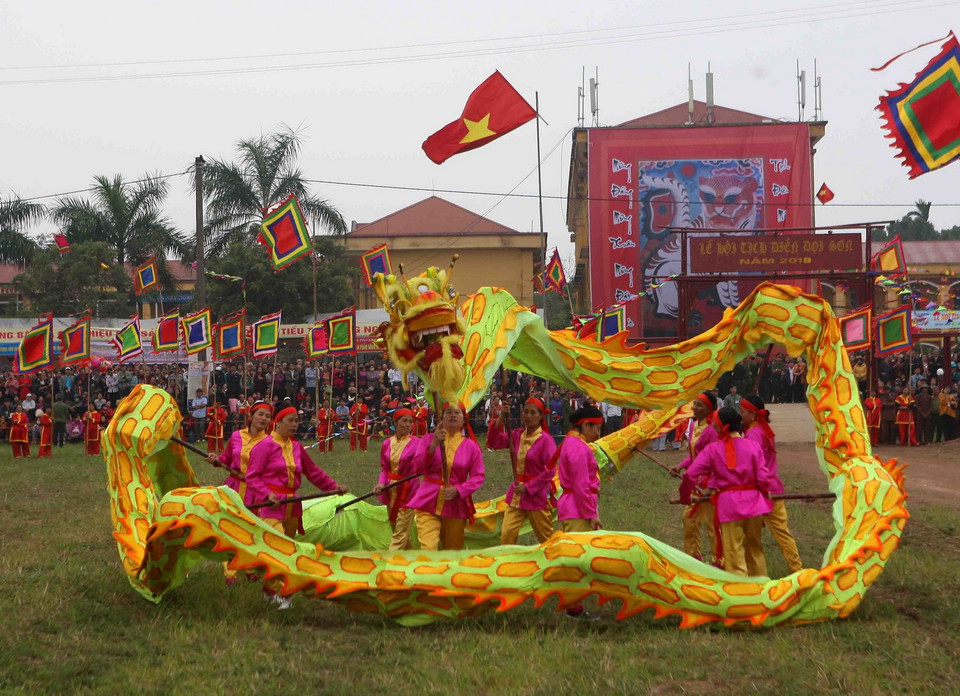 Múa rồng trong ngày khai hội. (Ảnh: Thanh Tùng/TTXVN)
