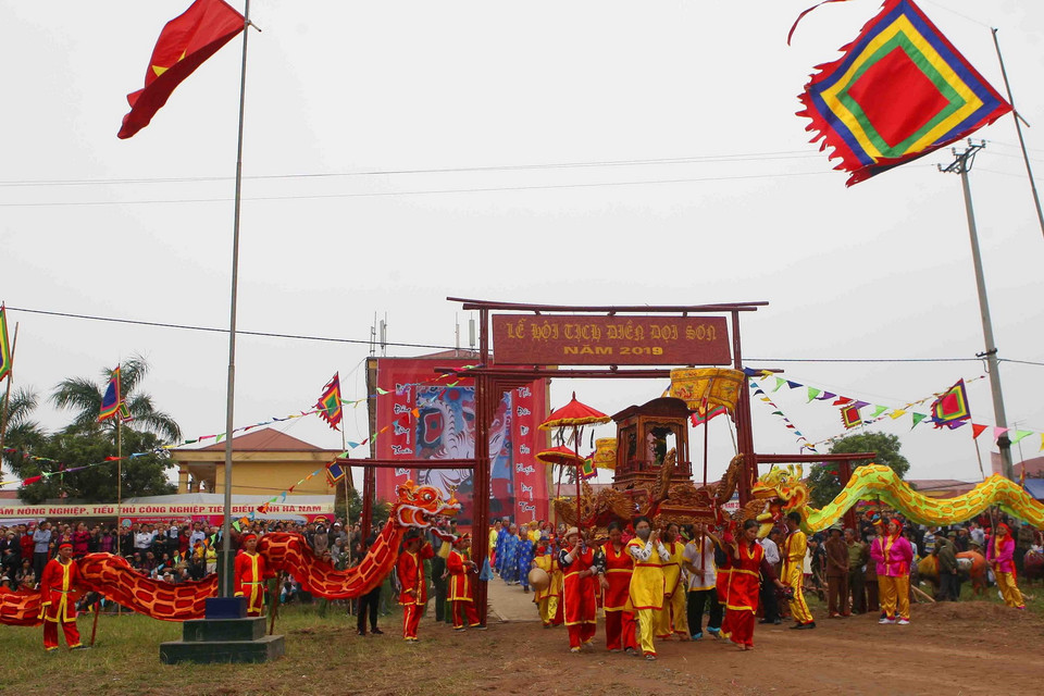 Đoàn rước linh vị của vua Lê Đại Hành từ chùa Đọi xuống khu vực diễn ra lễ Tịch điền. (Ảnh: Thanh Tùng/TTXVN)