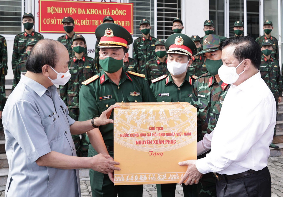 Chủ tịch nước Nguyễn Xuân Phúc thăm hỏi, động viên cán bộ, chiến sỹ Bộ Tư lệnh Thủ đô đang làm việc cơ sở thu dung, điều trị bệnh nhân COVD-19 của Bệnh viện Đa khoa Hà Đông tại phường Hoàng Liệt, quận Hoàng Mai, Hà Nội. (Ảnh: Thống Nhất/TTXVN) 