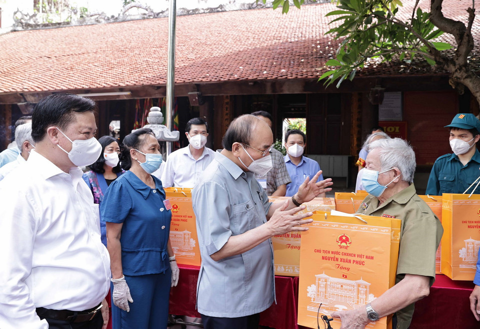 Chủ tịch nước Nguyễn Xuân Phúc thăm hỏi, động viên khu dân cư thực hiện tốt “Vùng xanh” tại Khu dân cư số 1, phường Mai Động, quận Hoàng Mai, Hà Nội. (Ảnh: Thống Nhất/TTXVN) 