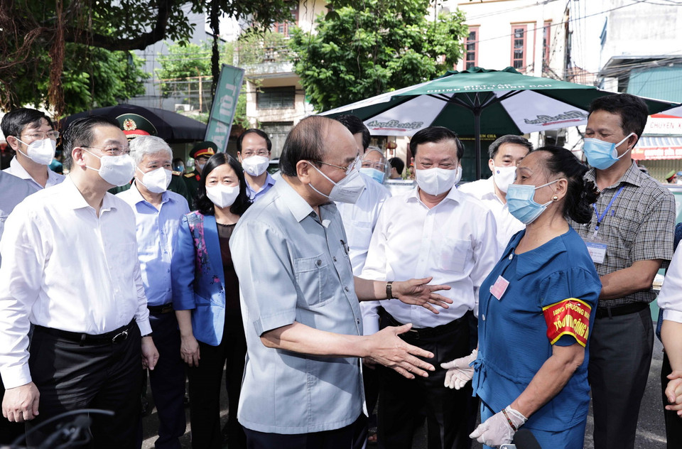 Chủ tịch nước Nguyễn Xuân Phúc thăm động viên nhân dân thực hiện tốt “Vùng xanh” tại Khu dân cư số 1, phường Mai Động, quận Hoàng Mai, Hà Nội. (Ảnh: Thống Nhất/TTXVN) 