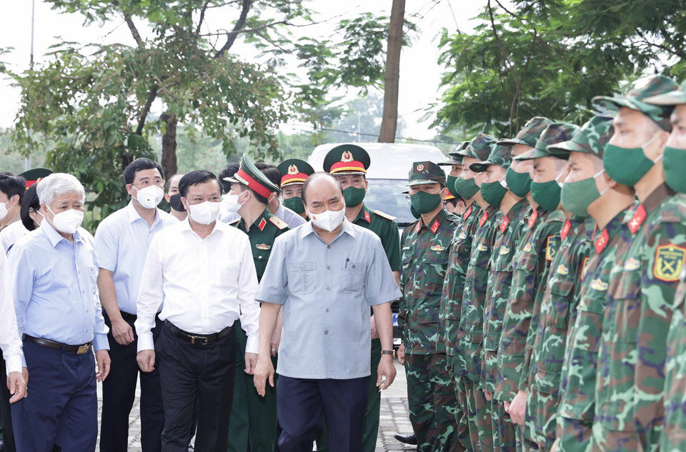  Chủ tịch nước Nguyễn Xuân Phúc động viên cán bộ chiến sỹ làm việc tại cơ sở thu dung, điều trị bệnh nhân COVD-19 do Bệnh viện Đa khoa Hà Đông và Bộ Tư lệnh Thủ đô điều hành.(Ảnh: Thống Nhất/TTXVN)