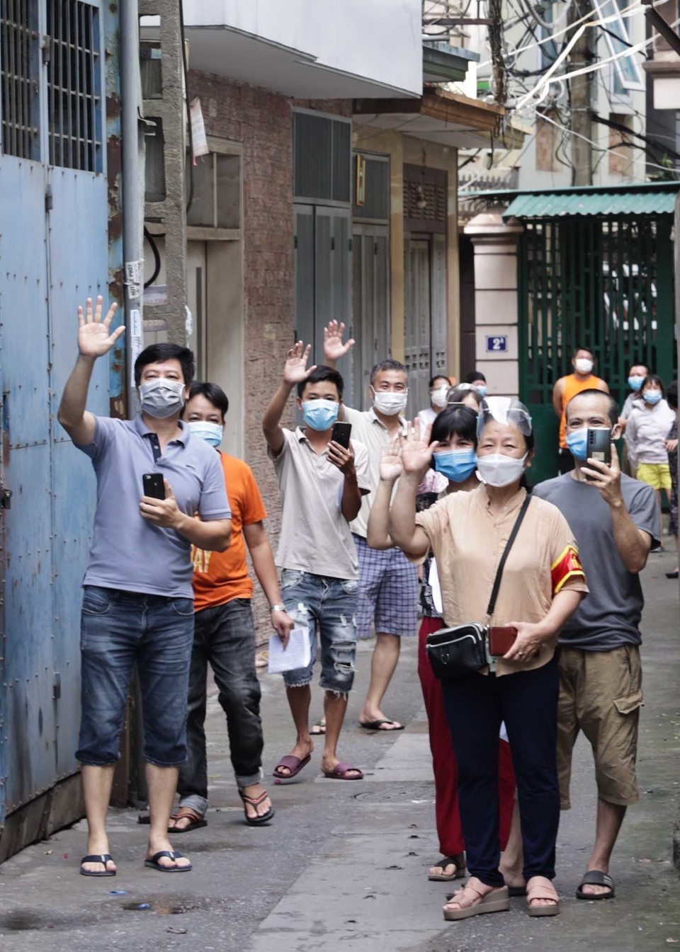 Nhân dân tham gia bảo vệ ''Vùng xanh'' tại khu dân cư, pường Bạch Đằng, quận Hai Bà Trưng, Hà Nội vẫy chào Chủ tịch nước Nguyễn Xuân Phúc đến thăm, động viên. 