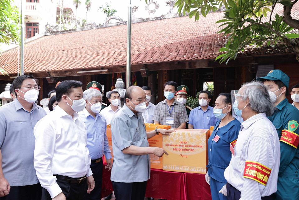 Chủ tịch nước Nguyễn Xuân Phúc thăm động viên các tầng lớp nhân dân thực hiện tốt “Vùng xanh” tại Khu dân cư số 1, phường Mai Động, quận Hoàng Mai, Hà Nội. (Ảnh: Thống Nhất/TTXVN) 