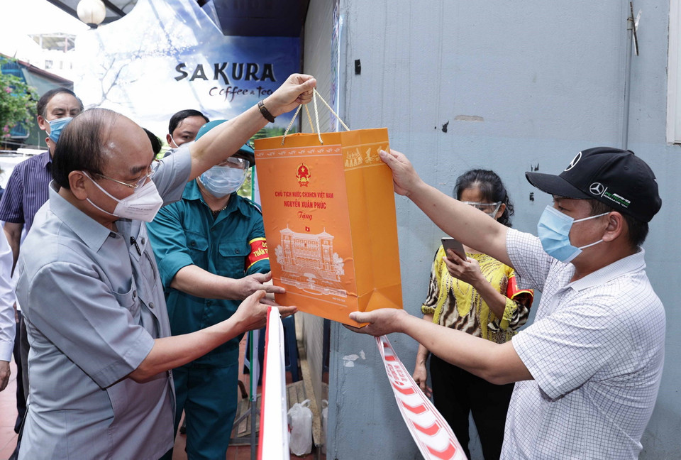 Chủ tịch nước Nguyễn Xuân Phúc thăm hỏi, động viên nhân dân tham gia bảo vệ “Vùng xanh” tại Khu dân cư phường Bạch Đằng, quận Hai Bà Trưng, Hà Nội. (Ảnh: Thống Nhất/TTXVN) 