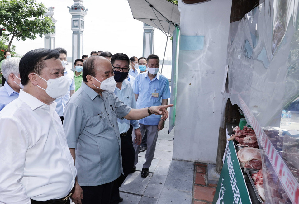 Chủ tịch nước Nguyễn Xuân Phúc kiểm tra điểm cung ứng nhu yếu phẩm phục vụ nhân dân tại phường Bạch Đằng, quận Hai Bà Trưng, Hà Nội. (Ảnh: Thống Nhất/TTXVN) 