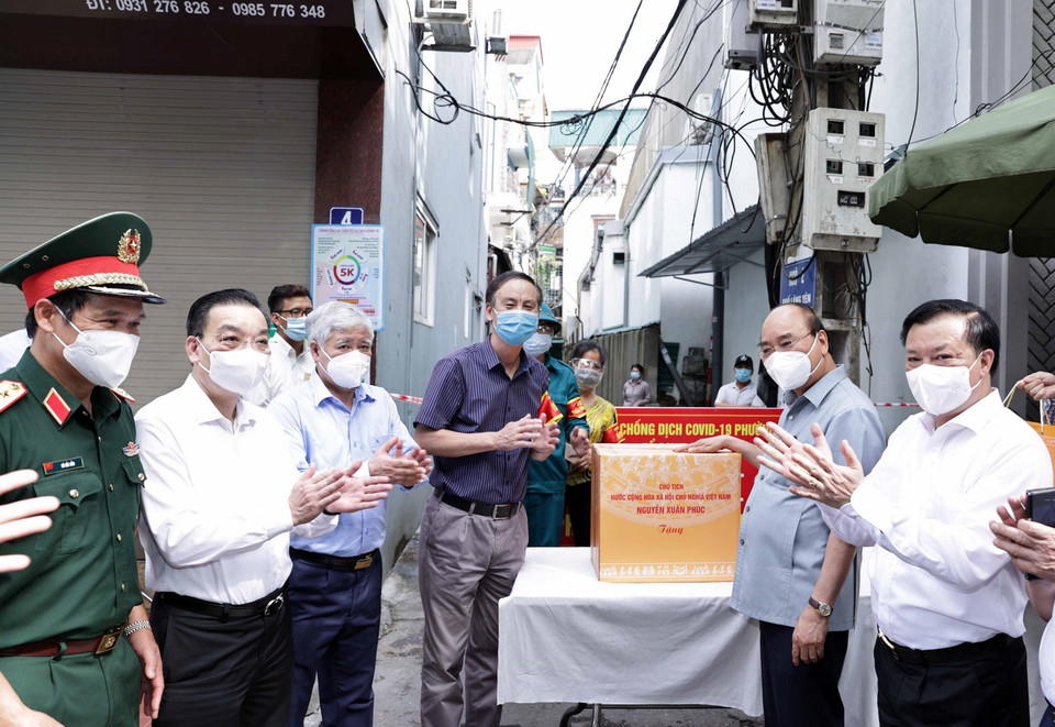 Chủ tịch nước Nguyễn Xuân Phúc động viên nhân dân tham gia bảo vệ “Vùng xanh” tại khu dân cư, phường Bạch Đằng, quận Hai Bà Trưng, Hà Nội. (Ảnh: Thống Nhất/TTXVN)