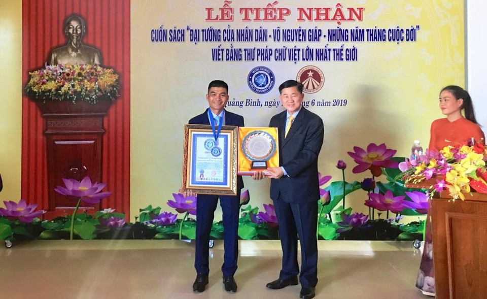 Quyển sách thư pháp về Đại tướng của Nhân dân Võ Nguyên Giáp - Những năm tháng cuộc đời, đã được Tổ chức Kỷ lục Việt Nam Vietkings đại diện cho Liên minh Kỷ lục thế giới xác lập đạt kỷ lục Thế giới. (Ảnh: Võ Dung/TTXVN)