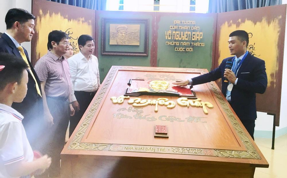 Quyển sách có kích thước khủng về chiều dài 2,04m x rộng 1,36m x cao 0,48m, với tổng trọng lượng ước tính hơn 500kg. Bìa sách được làm bằng gỗ gõ đỏ kích thước 2.04m x 1.36m, chân dung Đại tướng Võ Nguyên Giáp trên bìa sách được làm bằng gỗ gõ đỏ, kích thước 0,5m x 0,7m và được dát vàng 24k. (Ảnh: Võ Dung/TTXVN)