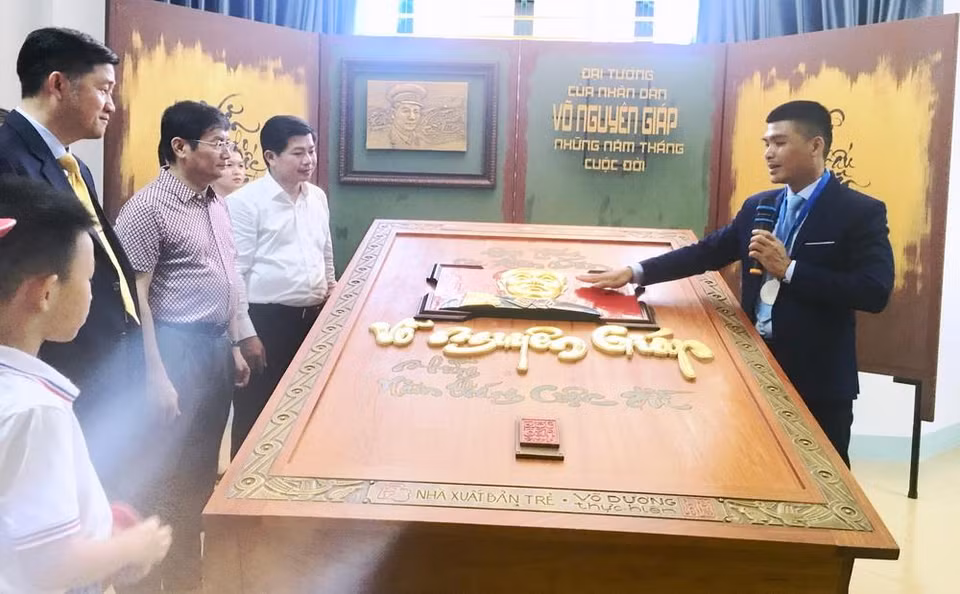 Quyển sách có kích thước khủng về chiều dài 2,04m x rộng 1,36m x cao 0,48m, với tổng trọng lượng ước tính hơn 500kg. Bìa sách được làm bằng gỗ gõ đỏ kích thước 2.04m x 1.36m, chân dung Đại tướng Võ Nguyên Giáp trên bìa sách được làm bằng gỗ gõ đỏ, kích thước 0,5m x 0,7m và được dát vàng 24k. (Ảnh: Võ Dung/TTXVN)