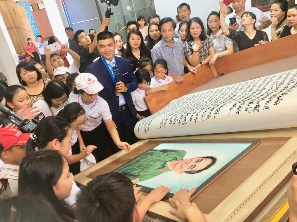 Các trang sách bên trong làm bằng chất liệu vải Canvat, kích thước mỗi trang 96cm x 165 cm, nặng 1,5kg. (Ảnh: Võ Dung/TTXVN)