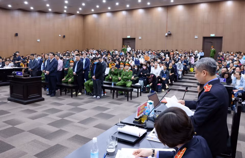 Đại diện Viện Kiểm sát Nhân dân công bố bản cáo trạng đối với các bị cáo. (Ảnh: Phạm Kiên/TTXVN)