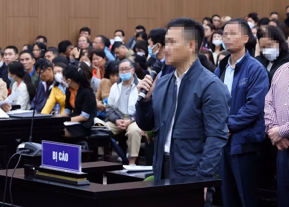 Bị cáo Lê Văn Thịnh (Phó Tổng Giám đốc Công ty Tân Hoàng Minh) khai báo trước tòa. (Ảnh: Phạm Kiên/TTXVN)