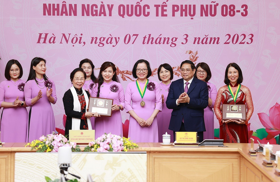 Thủ tướng Phạm Minh Chính và nguyên Phó Chủ tịch nước Nguyễn Thị Doan, Chủ tịch Hội đồng Giải thưởng Kovalevskaia trao Giải thưởng Kovalevskaia cho các nhà khoa học nữ thuộc tập thể Bộ môn Hóa Dược, Trường Đại học Dược Hà Nội. (Ảnh: Dương Giang/TTXVN)