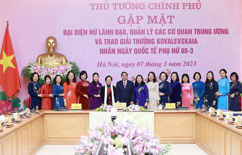 Thủ tướng Phạm Minh Chính với đại diện nữ lãnh đạo, quản lý và các nhà khoa học nữ. (Ảnh: Dương Giang/TTXVN)