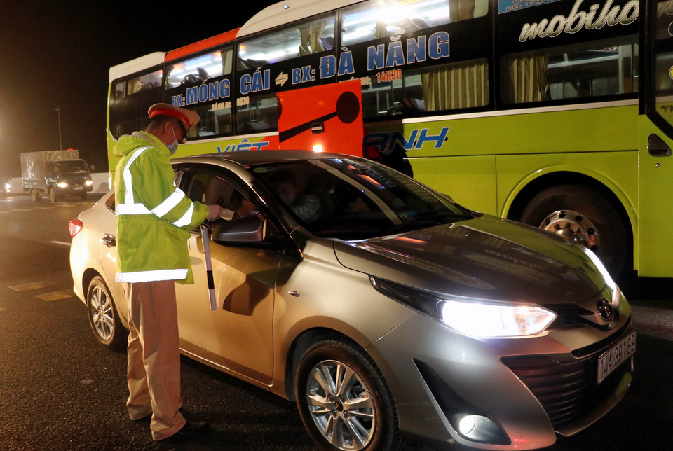 Các phương tiện vận tải khách làm thủ tục tại Trạm thu phí cầu Bạch Đằng lúc 22 giờ ngày 6/2. (Ảnh: Văn Đức/TTXVN)