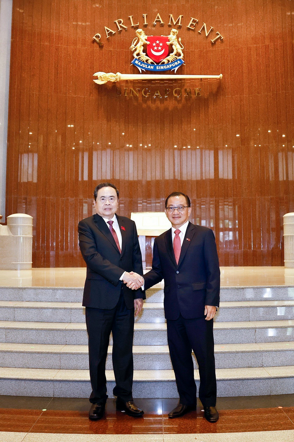 Chủ tịch Quốc hội Trần Thanh Mẫn và Chủ tịch Quốc hội Singapore Seah Kian Peng chụp ảnh chung. (Ảnh: Doãn Tấn/TTXVN)