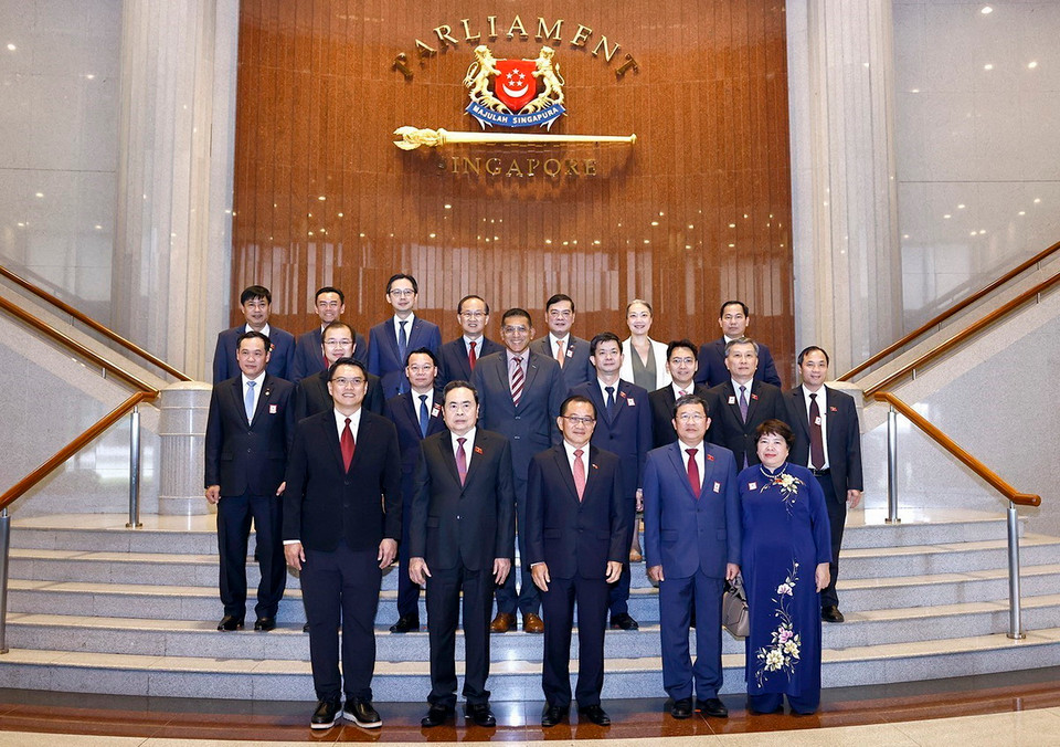 Chủ tịch Quốc hội Trần Thanh Mẫn và Chủ tịch Quốc hội Singapore Seah Kian Peng với đại biểu hai nước. (Ảnh: Doãn Tấn/TTXVN)