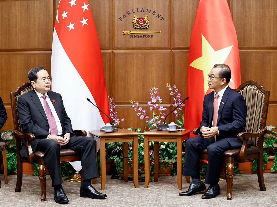 Chủ tịch Quốc hội Trần Thanh Mẫn và Chủ tịch Quốc hội Singapore Seah Kian Peng chụp ảnh chung. (Ảnh: Doãn Tấn/TTXVN)