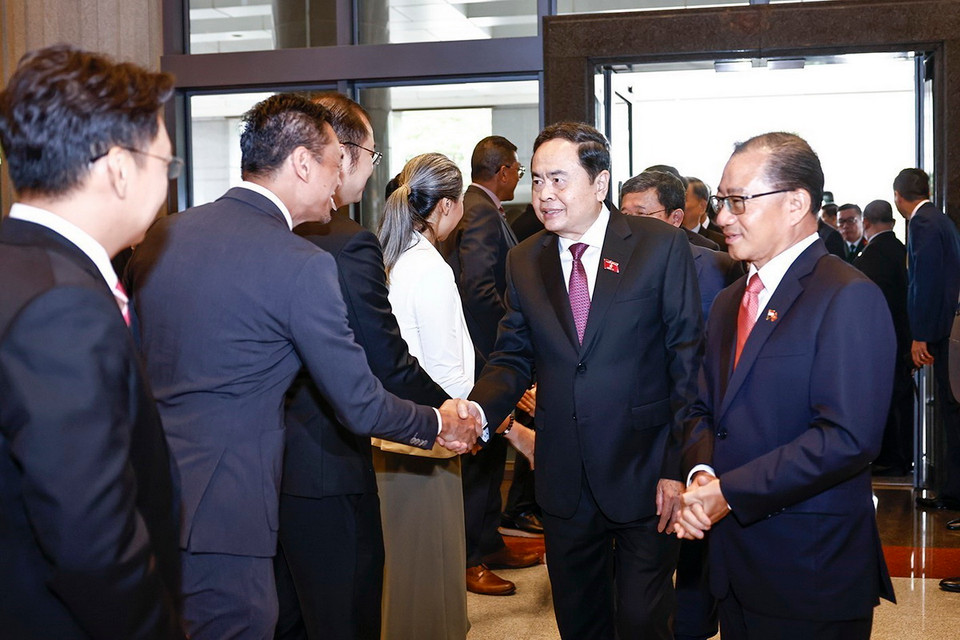 Chủ tịch Quốc hội Trần Thanh Mẫn với các đại biểu Singapore. (Ảnh: Doãn Tấn/TTXVN)