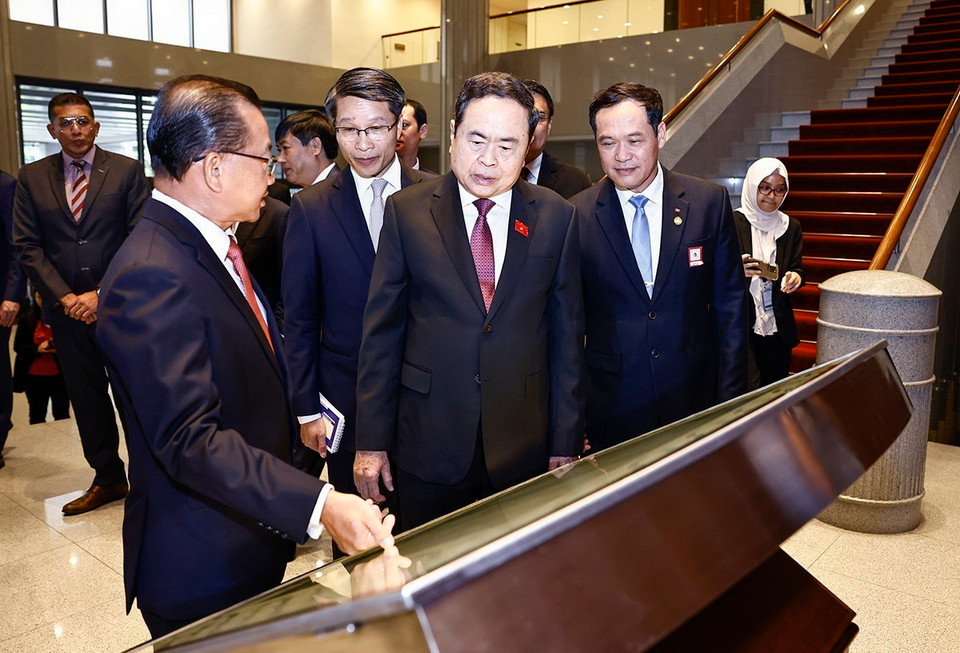 Chủ tịch Quốc hội Trần Thanh Mẫn và Chủ tịch Quốc hội Seah Kian Peng thăm Trụ sở Quốc hội Singapore. (Ảnh: Doãn Tấn/TTXVN)